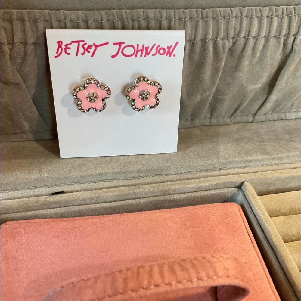 NWT 🆕 Betsey Johnson flower earring studs, pink & gold & bling